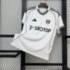 Maglia Fulham Home 2025/26 Versione Tifoso vista frontale completa