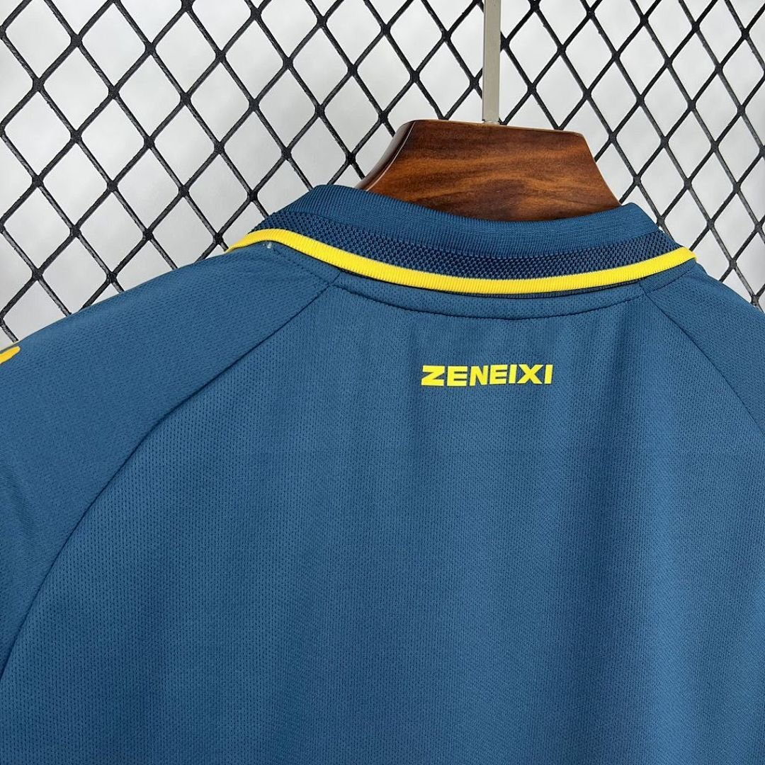 Maglia Genoa CFC Away 2024/25 Versione Tifoso dettaglio stemma ricamato