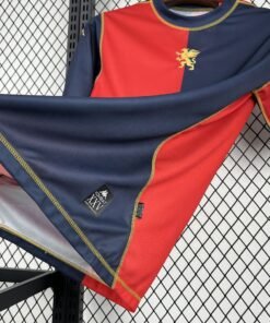 Maglia Genoa CFC Home 2025/26 Versione Tifoso dettaglio stemma ricamato