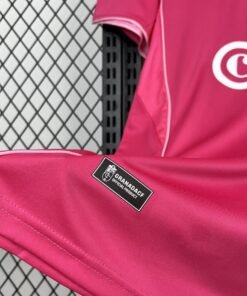 Maglia Granada Home 2025/26 Versione Tifoso dettaglio stemma ricamato