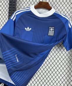 Maglia Greece Away 2024/25 Versione Tifoso dettaglio stemma ricamato