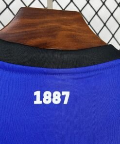 Maglia Hamburger SV Away 2025/26 Versione Tifoso dettaglio stemma ricamato