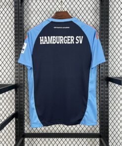 Maglia Hamburger SV Home 2024/25 Versione Giocatore dettaglio stemma ricamato