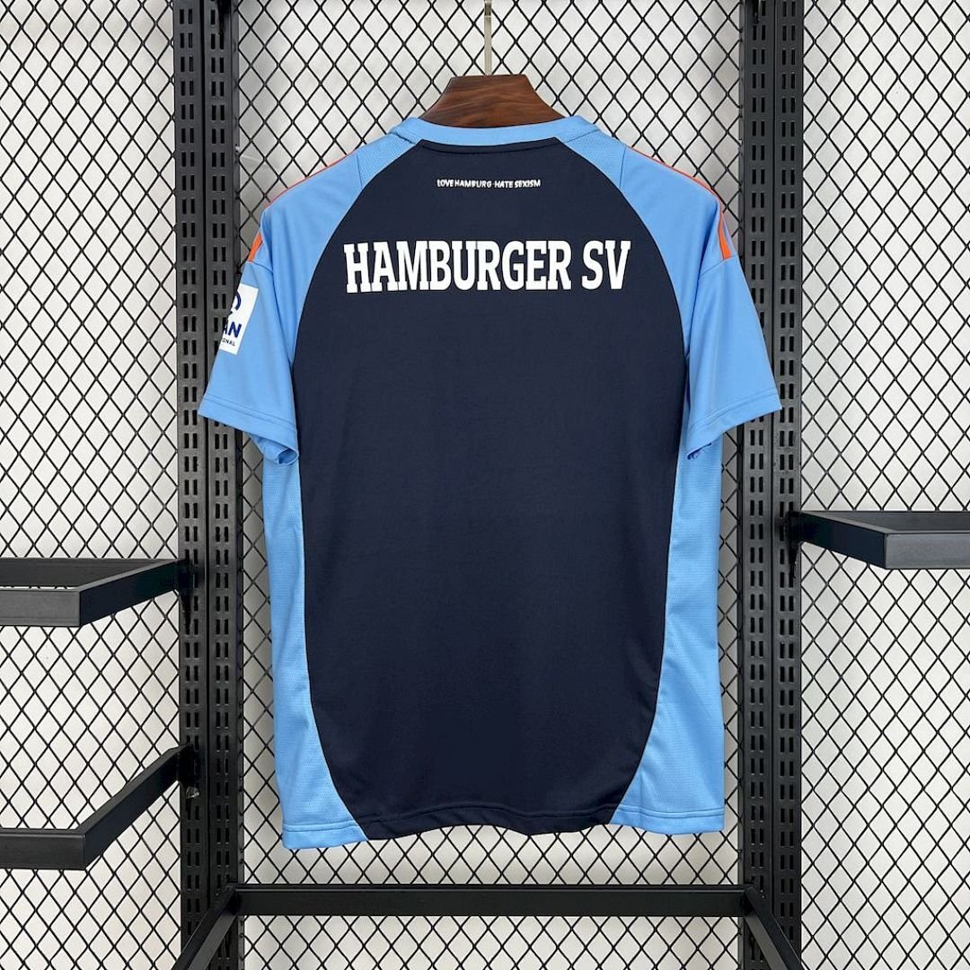 Maglia Hamburger SV Home 2024/25 Versione Giocatore dettaglio stemma ricamato