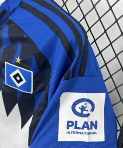 Maglia Hamburger SV Home 2025/26 Versione Tifoso dettaglio stemma ricamato