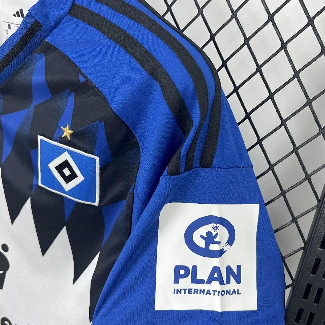 Maglia Hamburger SV Home 2025/26 Versione Tifoso dettaglio stemma ricamato