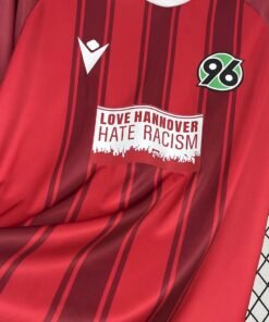 Maglia Hannover 96 Home 2024/25 Versione Tifoso dettaglio stemma ricamato