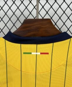 Maglia Hellas Verona Home 2025/26 Versione Tifoso dettaglio stemma ricamato