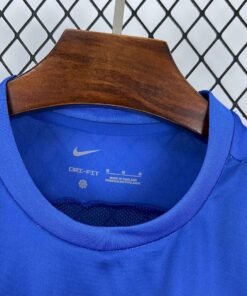 Maglia Hertha BSC Home 2024/25 Versione Tifoso dettaglio stemma ricamato