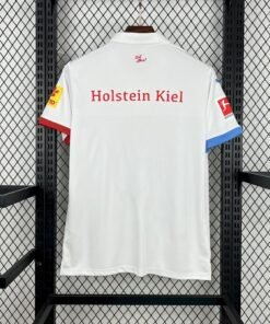 Maglia Holstein Kiel Home 2024/25 Versione Tifoso dettaglio stemma ricamato