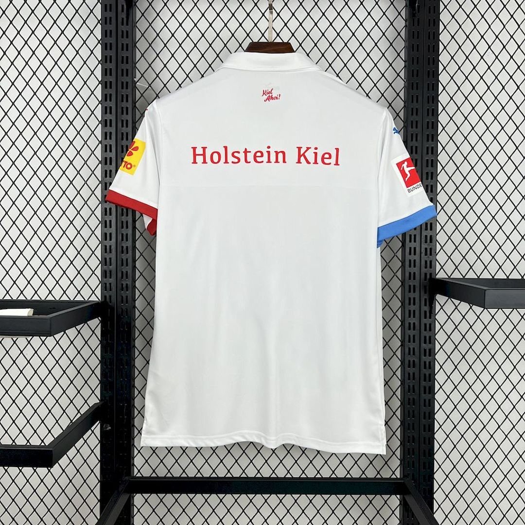 Maglia Holstein Kiel Home 2024/25 Versione Tifoso dettaglio stemma ricamato
