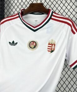 Maglia Hungary Away 2024/25 Versione Tifoso dettaglio stemma ricamato