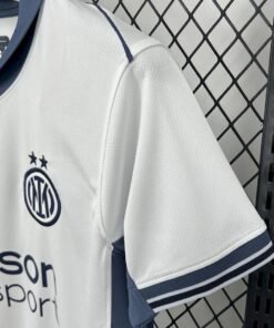 Maglia Inter Away 2024/25 Versione Tifoso dettaglio stemma ricamato