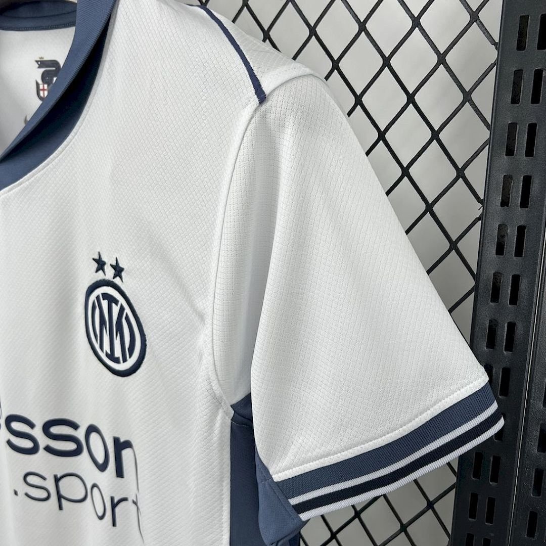 Maglia Inter Away 2024/25 Versione Tifoso dettaglio stemma ricamato