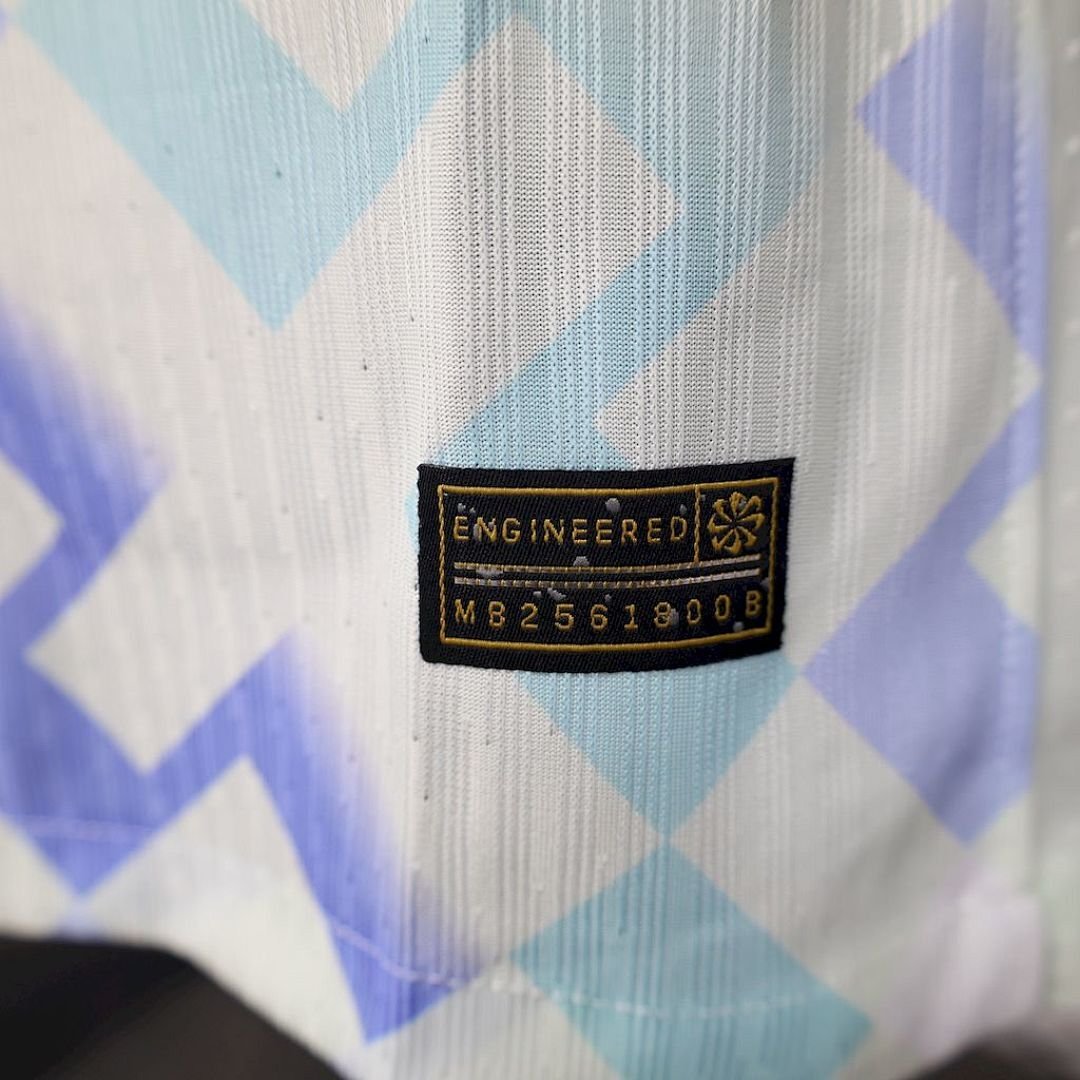 Maglia Inter Away 2025/26 Versione Giocatore dettaglio stemma ricamato