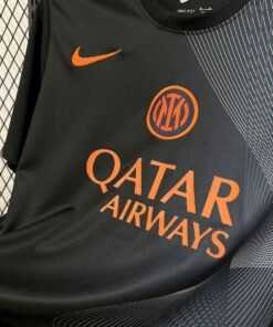 Maglia Inter Home 2025/26 Versione Giocatore dettaglio stemma ricamato