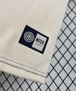 Maglia Inter Home 2025/26 Versione Tifoso dettaglio stemma ricamato