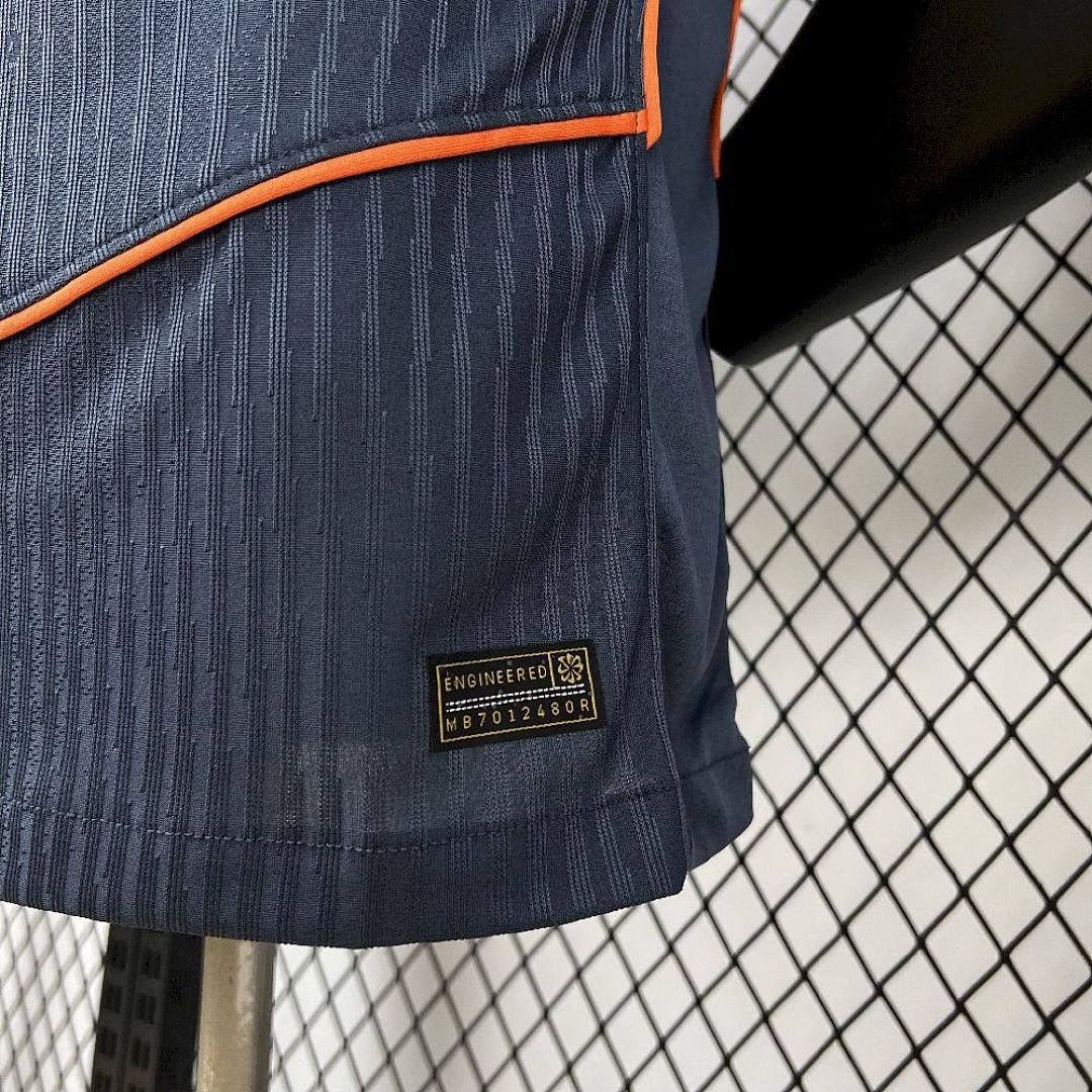 Maglia Inter Third 2025/26 Versione Giocatore dettaglio stemma ricamato