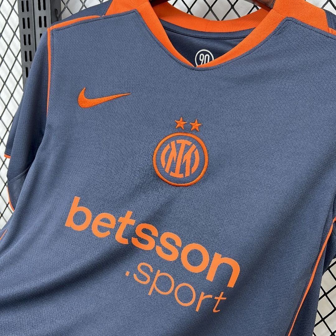 Maglia Inter Third 2025/26 Versione Tifoso dettaglio stemma ricamato