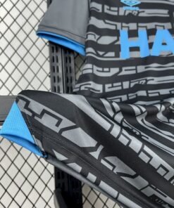 Maglia Ipswich Town FC Third 2025/26 Versione Tifoso dettaglio stemma ricamato