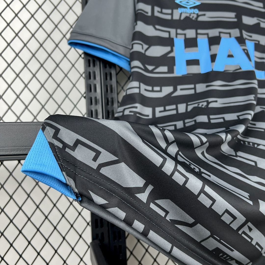 Maglia Ipswich Town FC Third 2025/26 Versione Tifoso dettaglio stemma ricamato