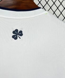 Maglia Ireland Away 2024/25 Versione Tifoso dettaglio stemma ricamato