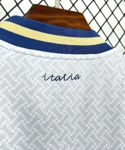 Maglia Italy Away 2024/25 Versione Tifoso dettaglio stemma ricamato