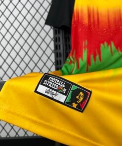 Maglia Jamaica x Bob Marley Home 2024/25 Versione Giocatore vista laterale