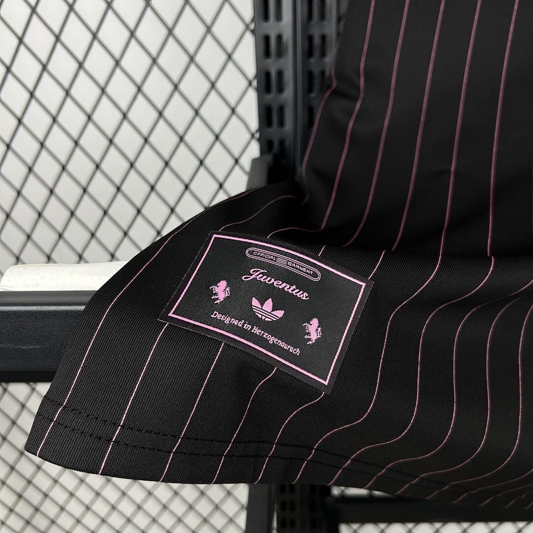 Maglia Juventus Home 2026/27 Versione Tifoso vista laterale