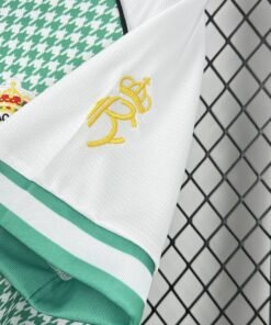 Maglia La Liga Club Home 2025/26 Versione Tifoso dettaglio stemma ricamato