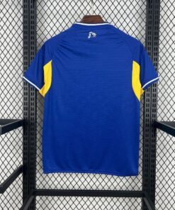 Maglia Leeds United Away 2025/26 Versione Tifoso dettaglio stemma ricamato