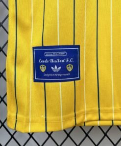 Maglia Leeds United Home 2025/26 Versione Tifoso dettaglio stemma ricamato