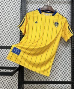 Maglia Leeds United Home 2025/26 Versione Tifoso vista frontale completa