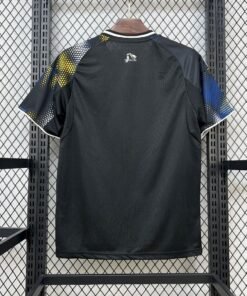 Maglia Leeds United Third 2025/26 Versione Tifoso dettaglio stemma ricamato