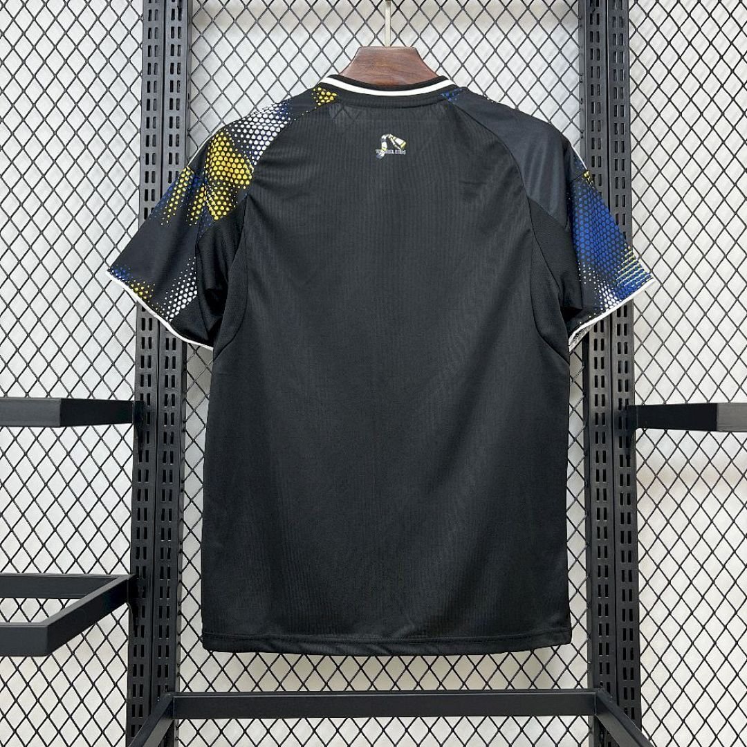 Maglia Leeds United Third 2025/26 Versione Tifoso dettaglio stemma ricamato