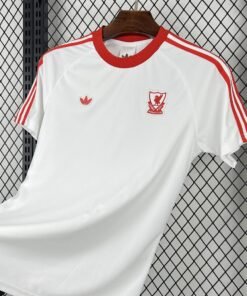 Maglia Liverpool Home 2025/26 Versione Tifoso dettaglio stemma ricamato