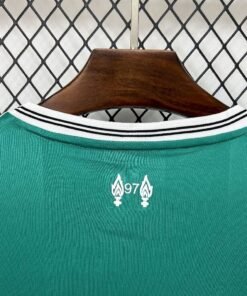 Maglia Liverpool Third Manica Lunga 2025/26 Versione Tifoso dettaglio stemma ricamato