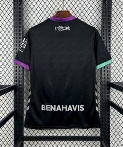 Maglia Malaga Away 2025/26 Versione Tifoso dettaglio stemma ricamato
