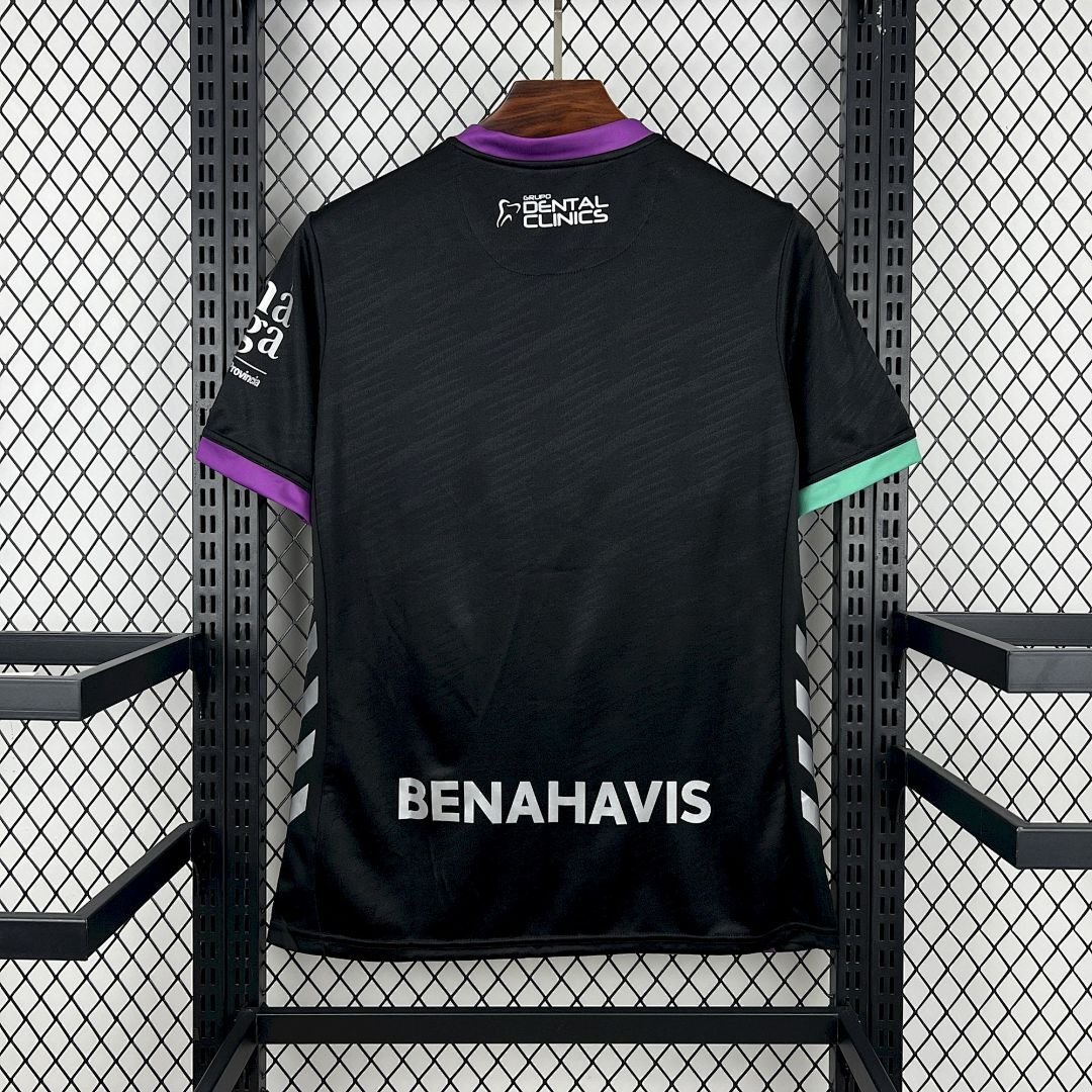 Maglia Malaga Away 2025/26 Versione Tifoso dettaglio stemma ricamato