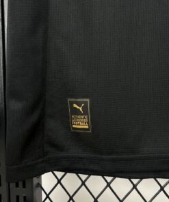 Maglia Manchester City Away 2025/26 Versione Tifoso dettaglio stemma ricamato