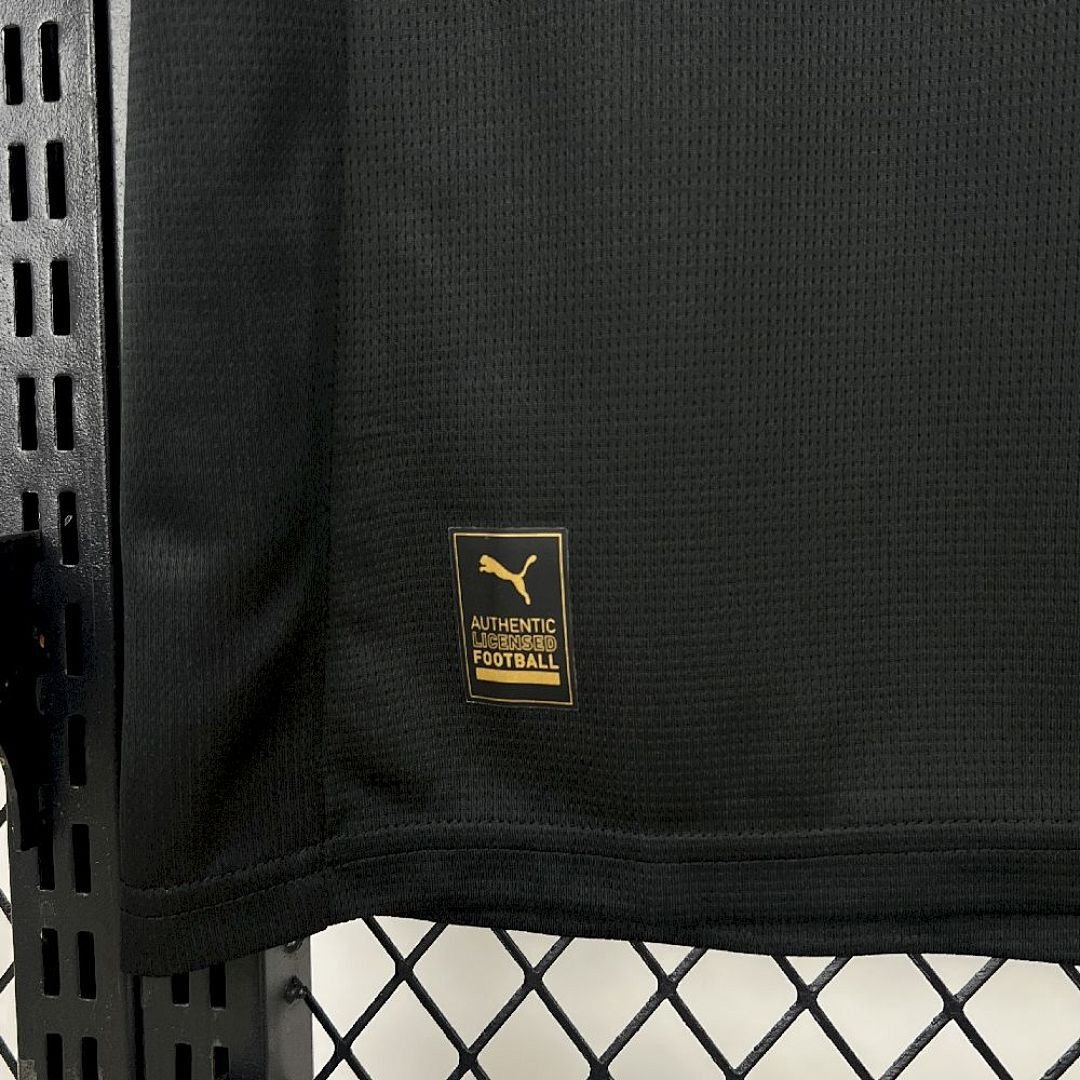 Maglia Manchester City Away 2025/26 Versione Tifoso dettaglio stemma ricamato