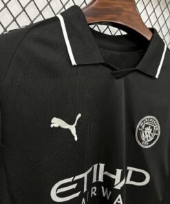 Maglia Manchester City Away Manica Lunga 2025/26 Versione Tifoso dettaglio stemma ricamato