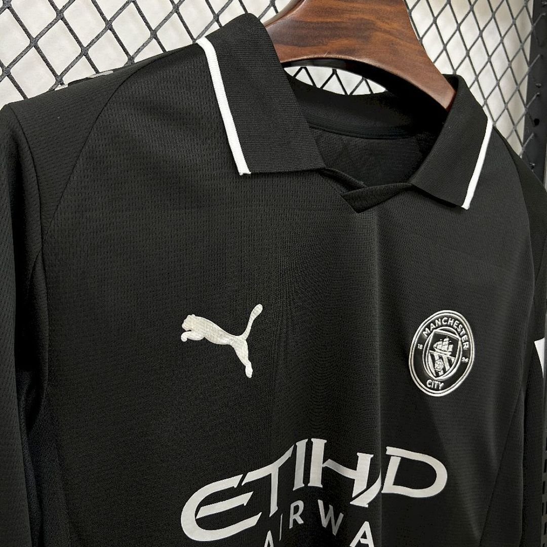 Maglia Manchester City Away Manica Lunga 2025/26 Versione Tifoso dettaglio stemma ricamato