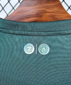 Maglia Manchester City Home 2025/26 Versione Tifoso dettaglio stemma ricamato