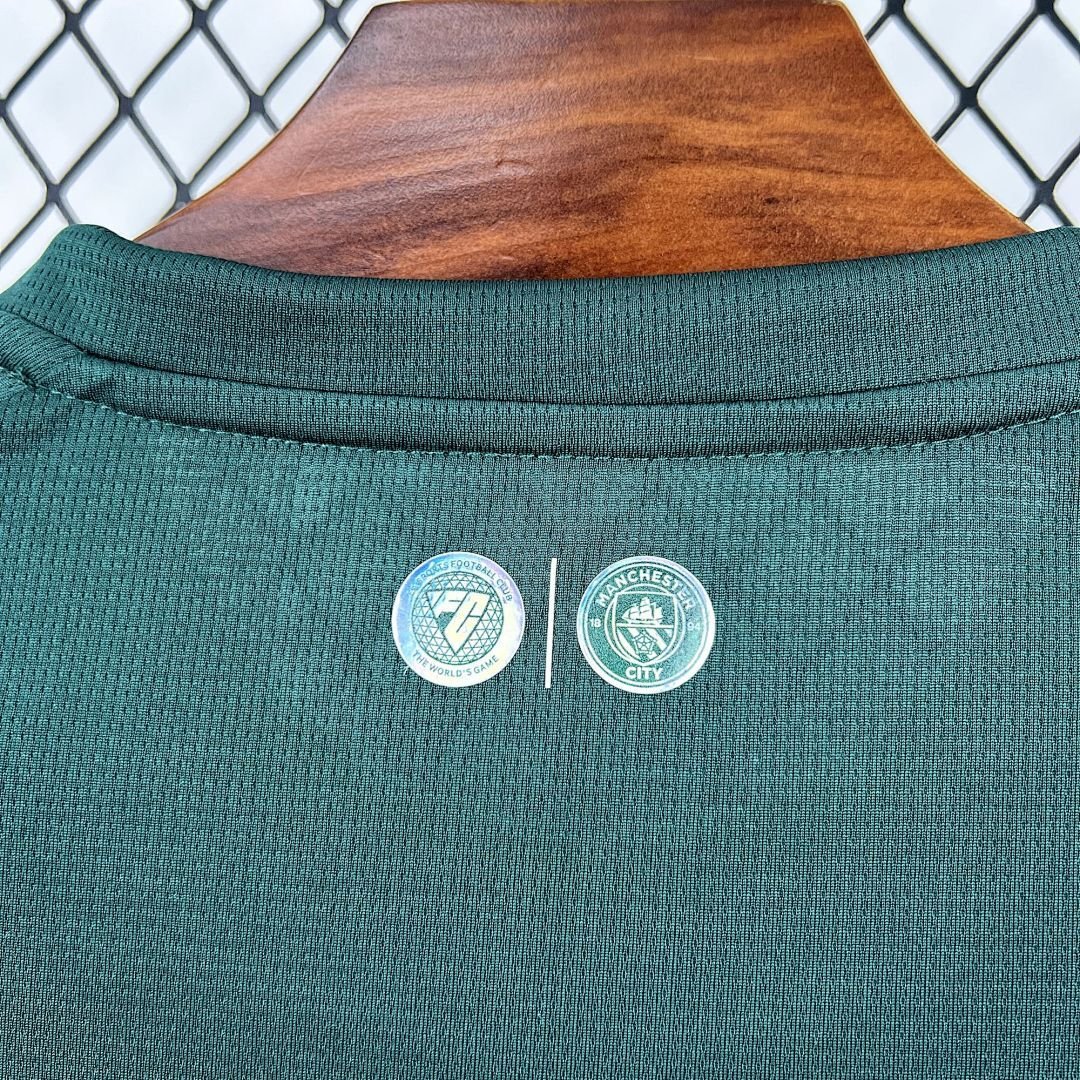 Maglia Manchester City Home 2025/26 Versione Tifoso dettaglio stemma ricamato