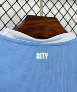 Maglia Manchester City Home 2026/27 Versione Tifoso dettaglio stemma ricamato
