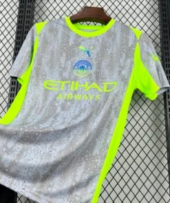 Maglia Manchester City Third 2025/26 Versione Tifoso dettaglio stemma ricamato