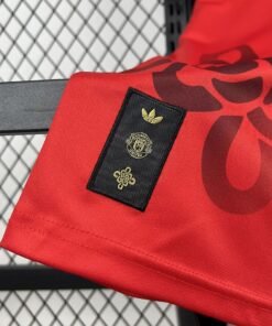 Maglia Manchester United Home 2025/26 Versione Tifoso dettaglio stemma ricamato