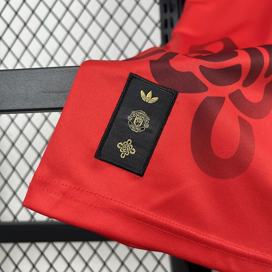 Maglia Manchester United Home 2025/26 Versione Tifoso dettaglio stemma ricamato