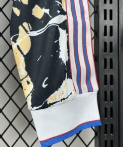 Maglia Manchester United Home Manica Lunga 2025/26 Versione Tifoso dettaglio stemma ricamato